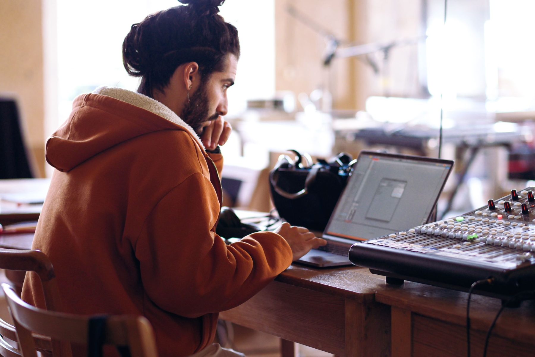 Ravindra Della Bina al lavoro sul sound design