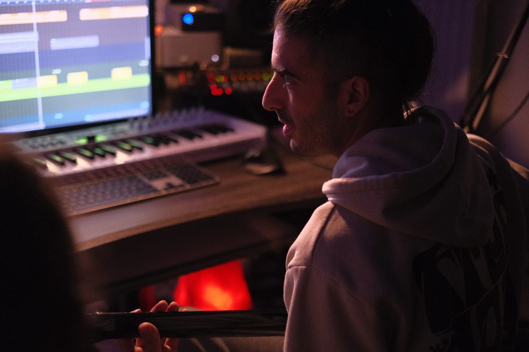 Ravindra Della Bina in studio davanti alla sessione di produzione