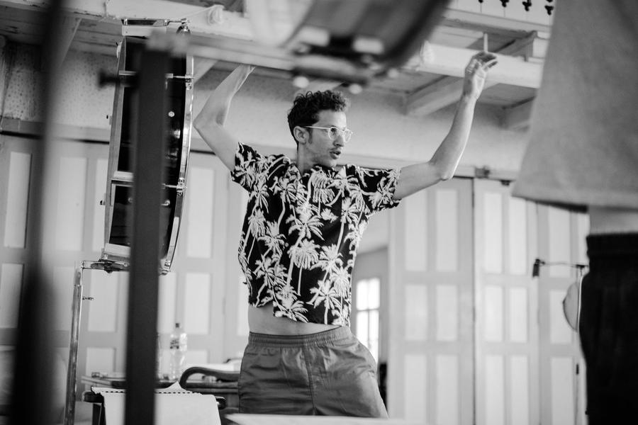 Prove: un danzatore con le braccia alzate