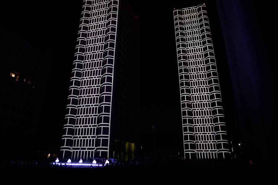 Le torri di Kenzo Tange illuminate dal videomapping