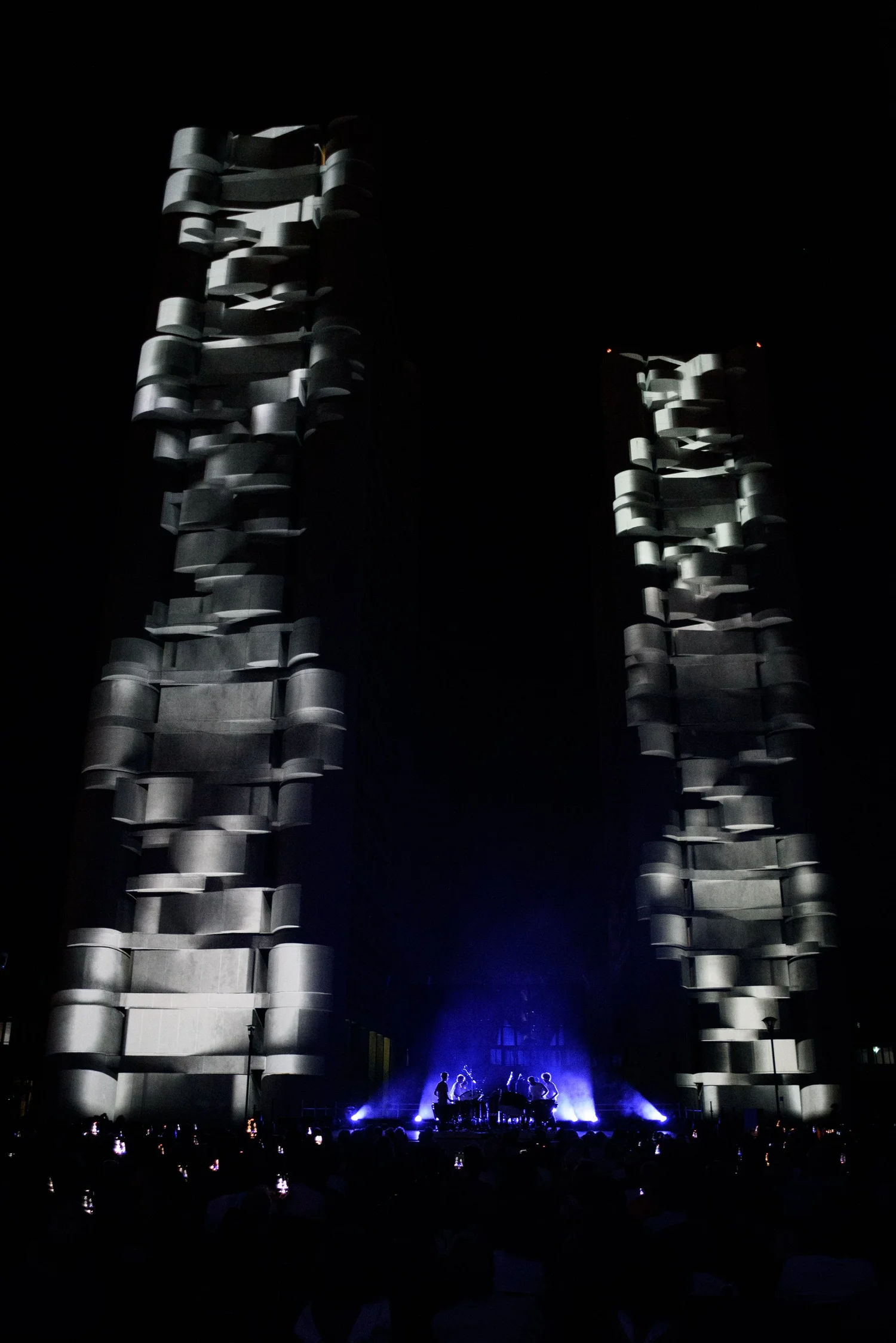 Le torri con il videomapping e i musicisti nella luce blu