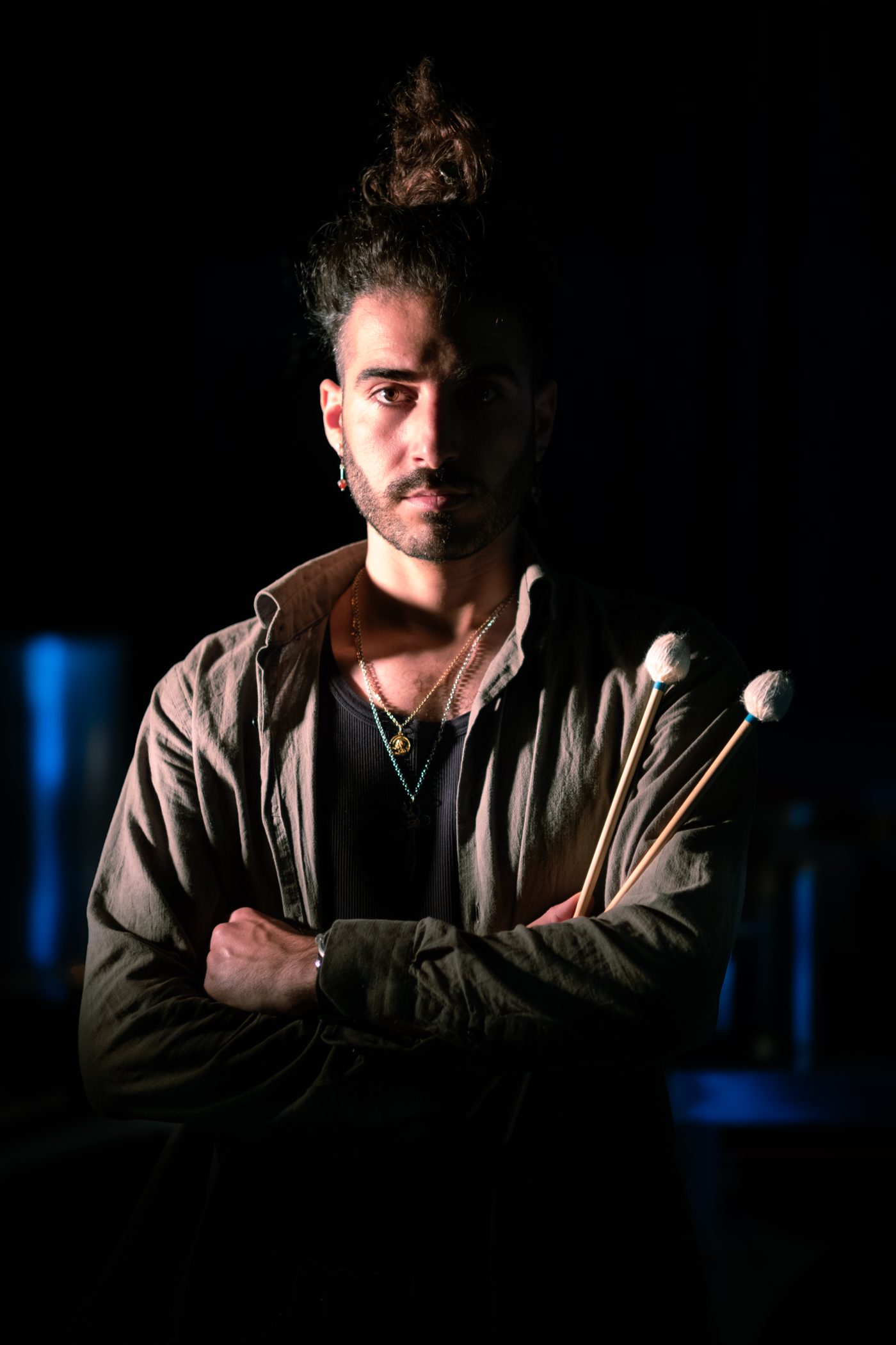 Ritratto di Ravindra Della Bina con le mazze da timpano