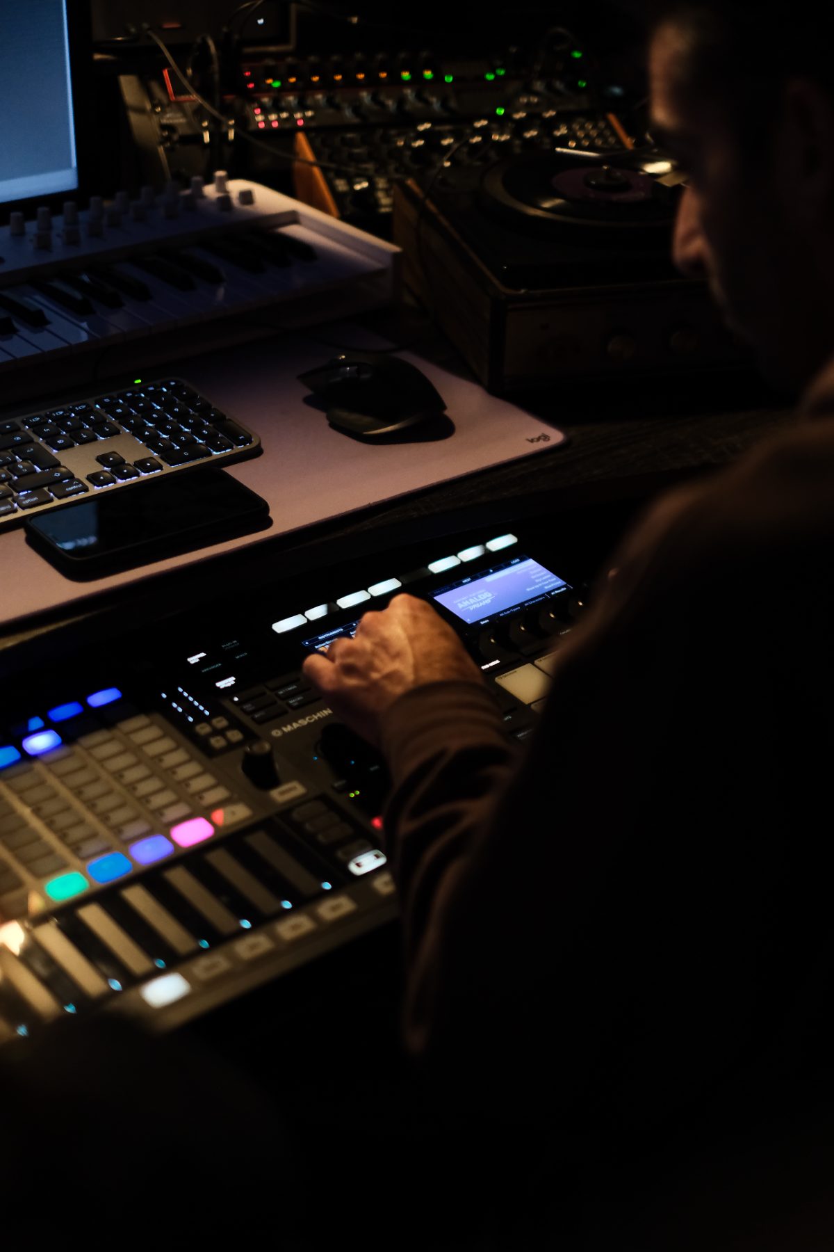 Controller e synth in studio